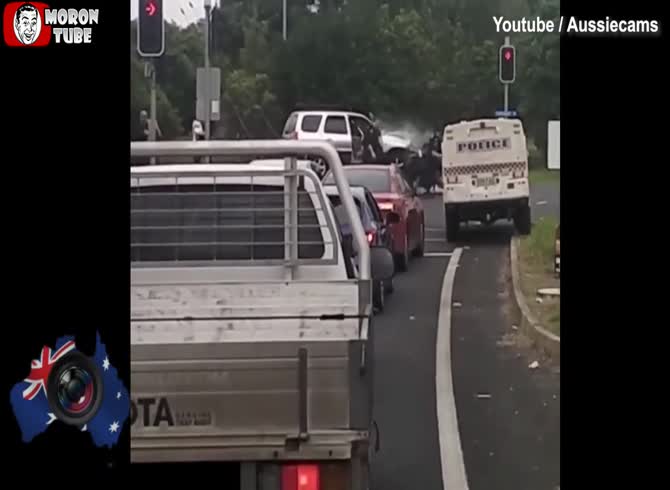 Video :A motorist with a knife is pulled from her vehicle and flung to the ground